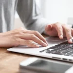 Kinija uždraudžia romantiškus santykius su dirbtinio intelekto kompanionais